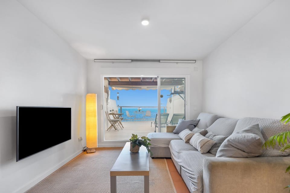 Natural landscape, TV and multimedia, Living room, Seating area, Sea view