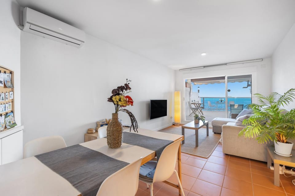 Natural landscape, TV and multimedia, Living room, Seating area, Dining area, Sea view, air conditioner