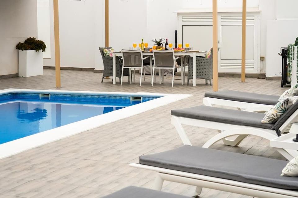 Seating area, Dining area, Pool view, Swimming pool, sunbed