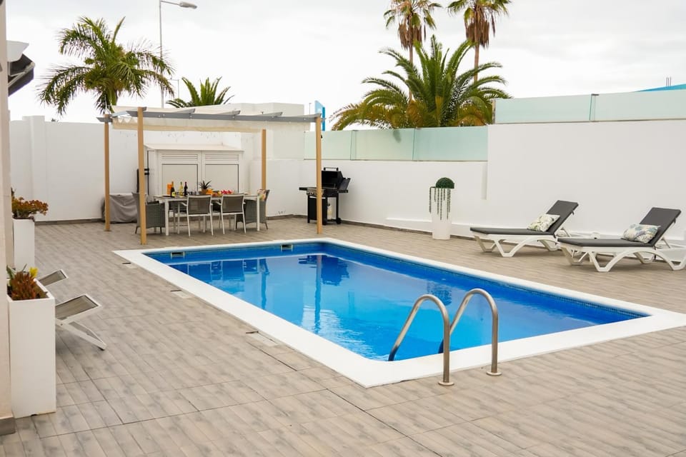 Swimming pool, sunbed