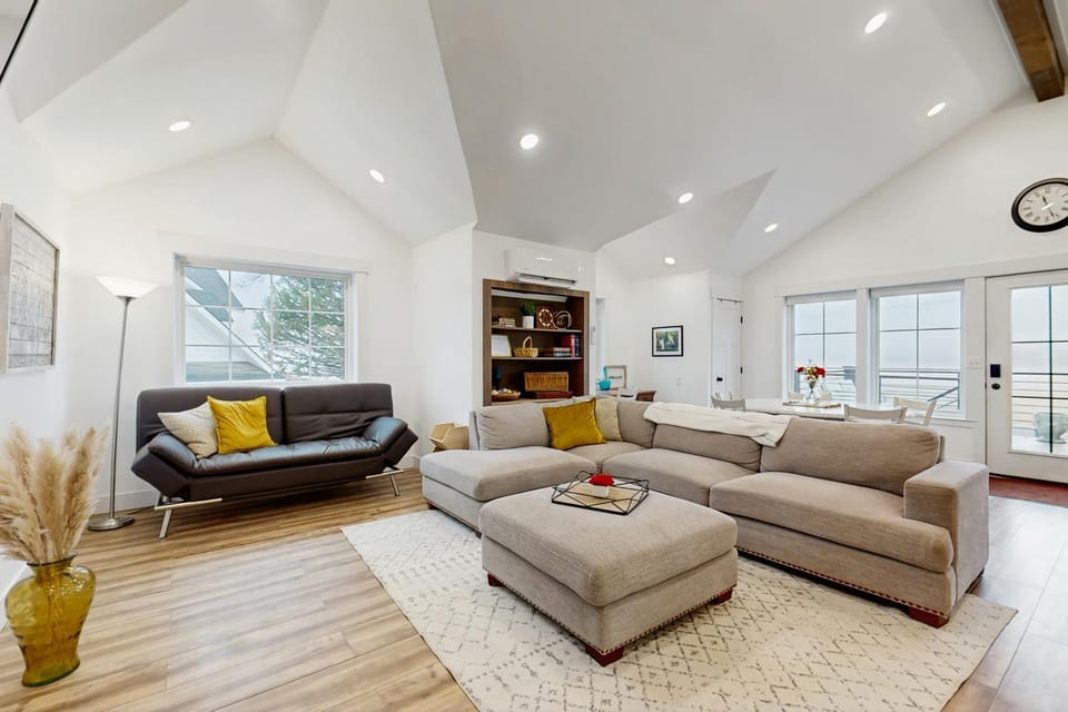 Home w/ Farmstyle Loft & Views, Mins to Dtwn House in Idaho