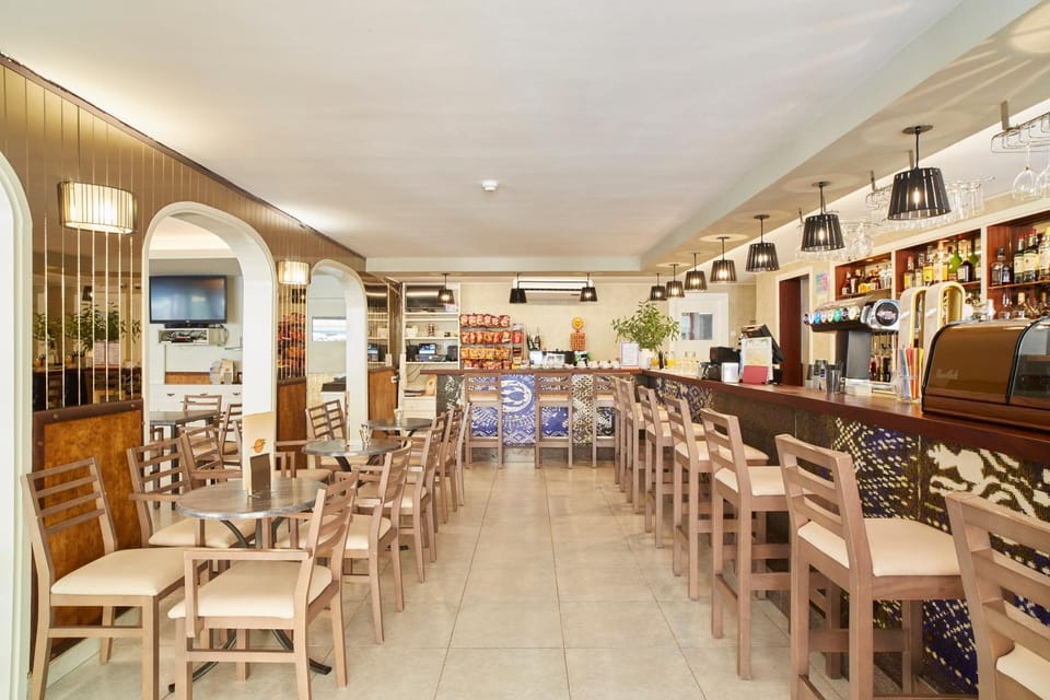 Restaurant/places to eat, Food and drinks