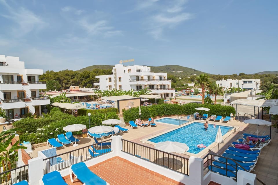 Pool view, Swimming pool, sunbed