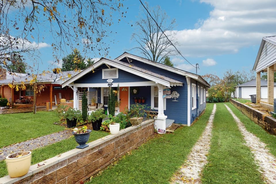 2BR Charming Cottage Mins From Oaklawn Race Track House in Hot Springs