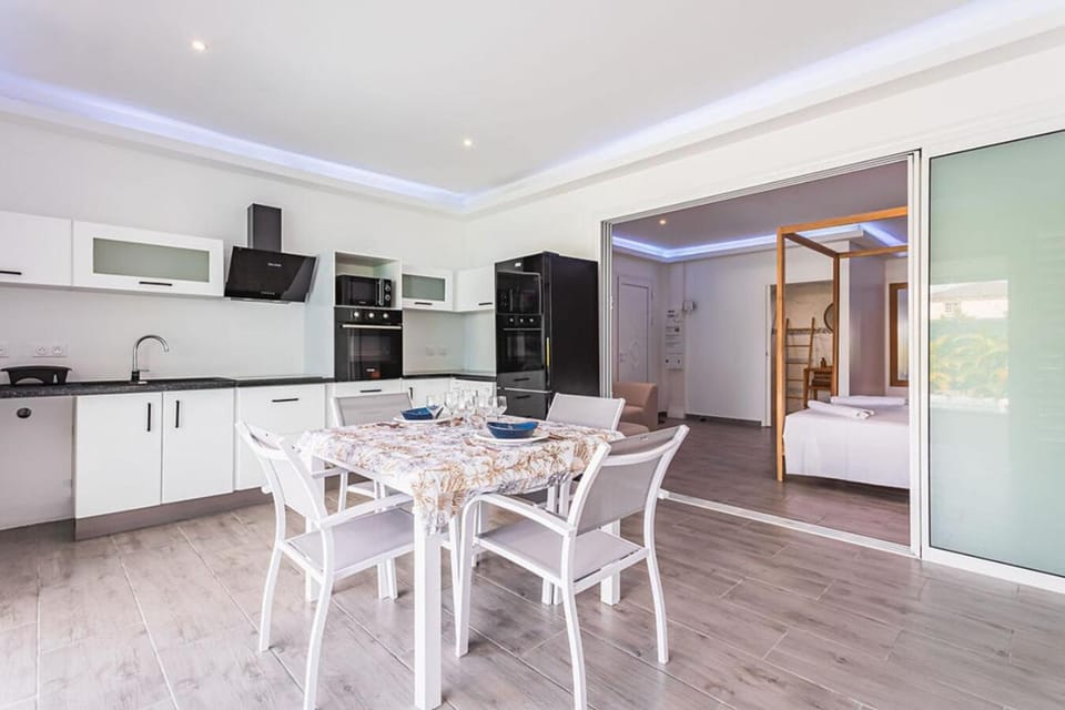 Kitchen or kitchenette, Dining area, stove