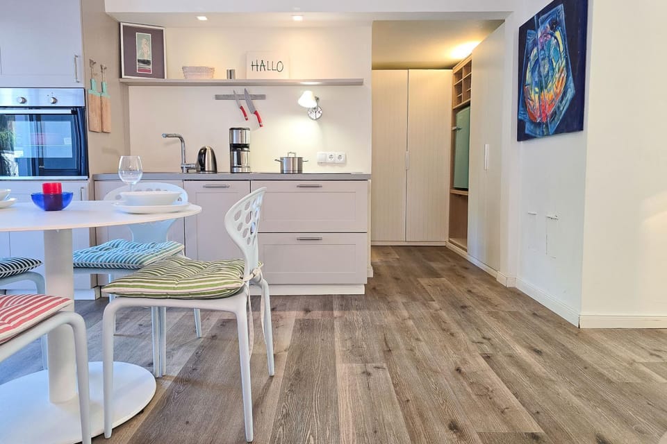 Kitchen or kitchenette, Dining area, stove