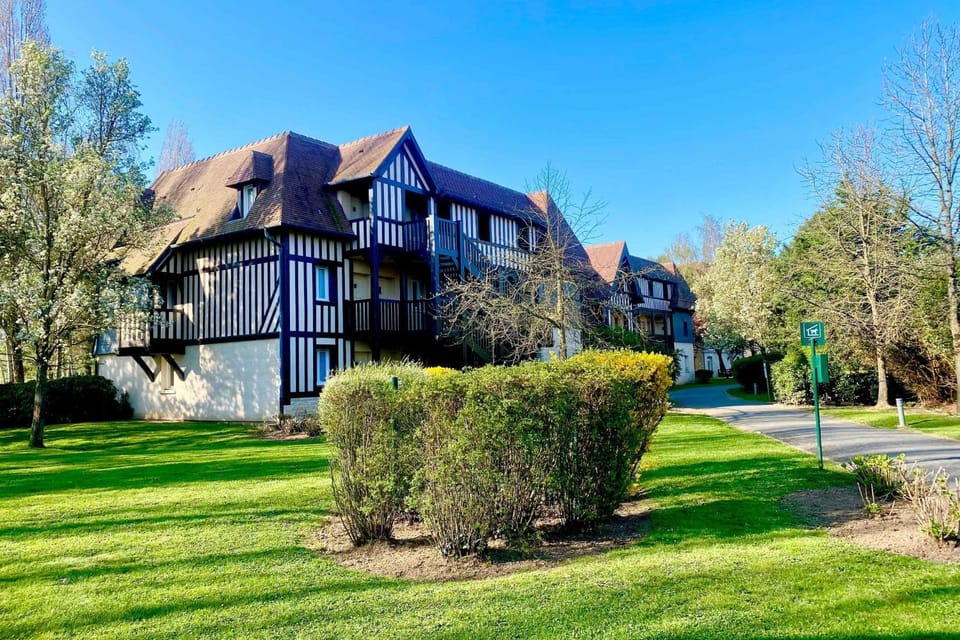 Bright apartment with pool and balcony Apartment in Deauville