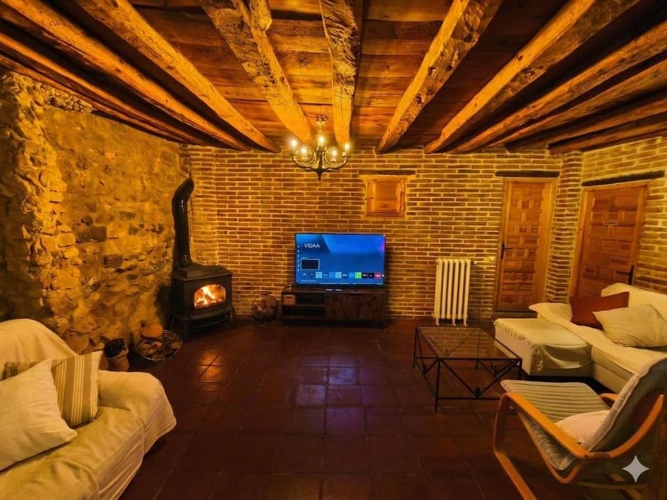 Communal lounge/ TV room, TV and multimedia, fireplace
