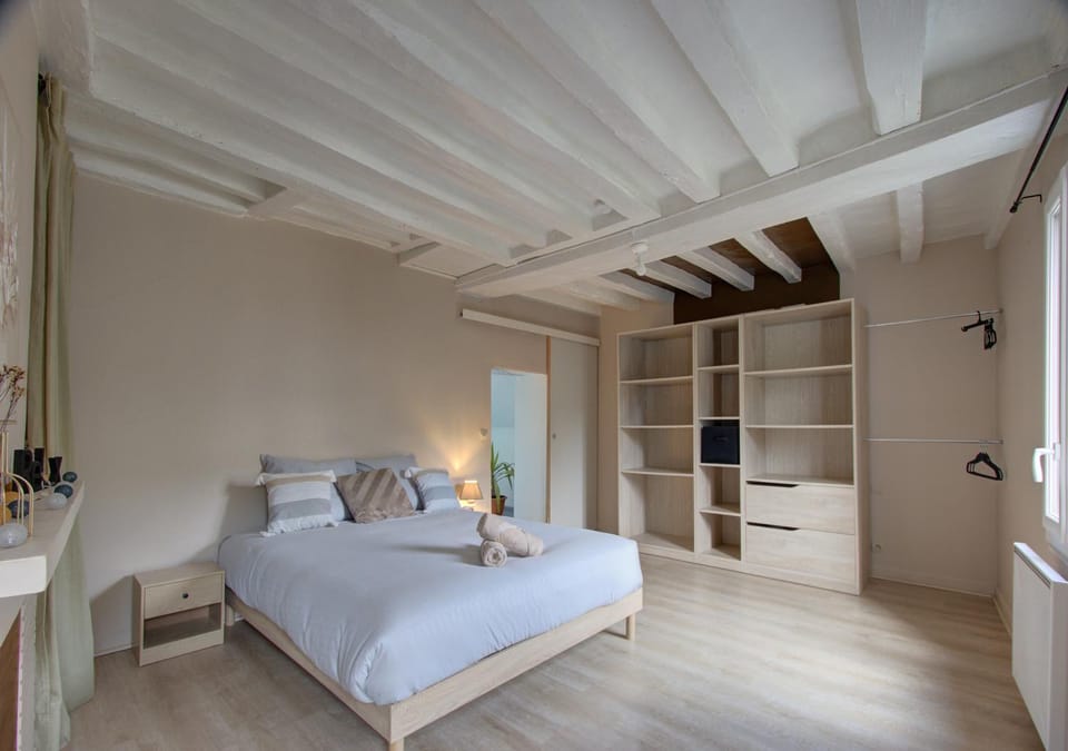 Photo of the whole room, Bedroom