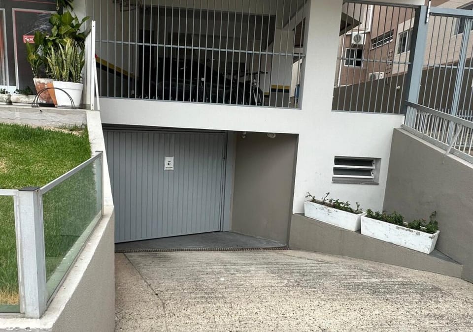 C186 Apartamento de 1 quarto no centrinho de Canasvieiras a 200m da praia Apartment in Florianopolis