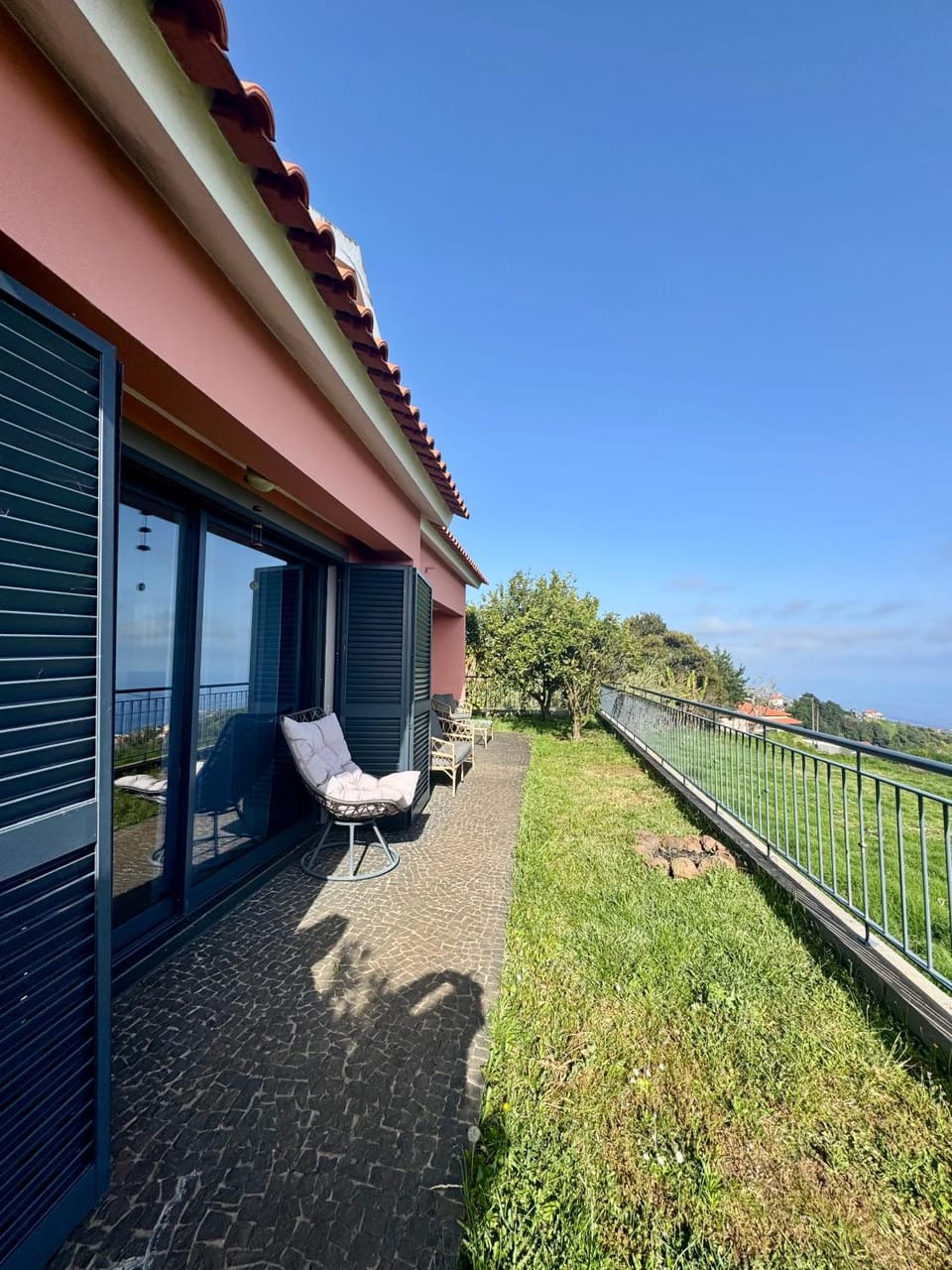 Property building, Day, Natural landscape, Garden, View (from property/room), Balcony/Terrace, Garden view, Sea view, sunbed