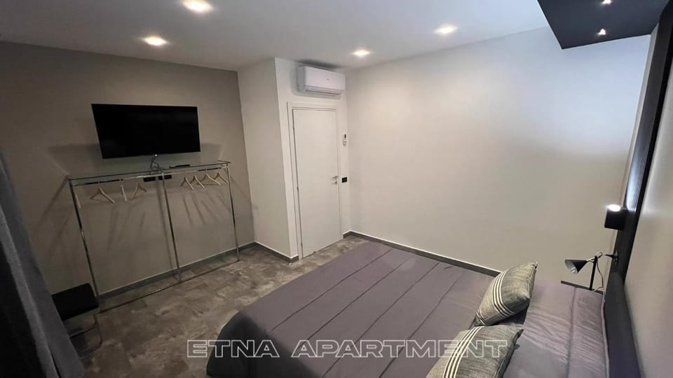 Bed, TV and multimedia, Evening entertainment, Bedroom, air conditioner