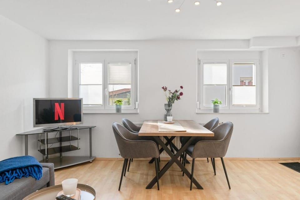 TV and multimedia, Living room, Seating area, Dining area