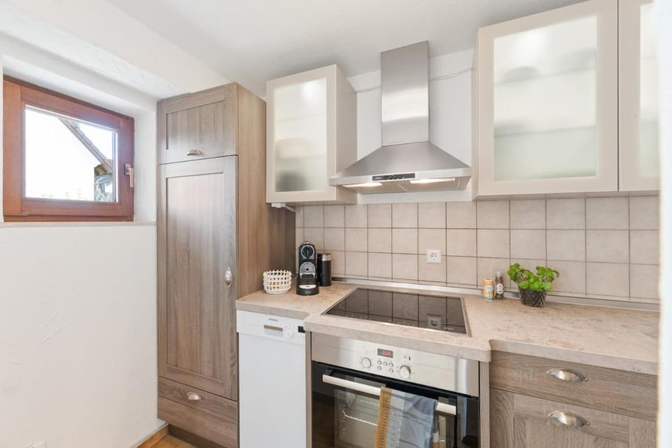 Coffee/tea facilities, Kitchen or kitchenette, dishwasher, oven, stove, toaster