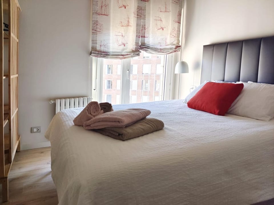 Bed, TV and multimedia, Photo of the whole room, Bedroom