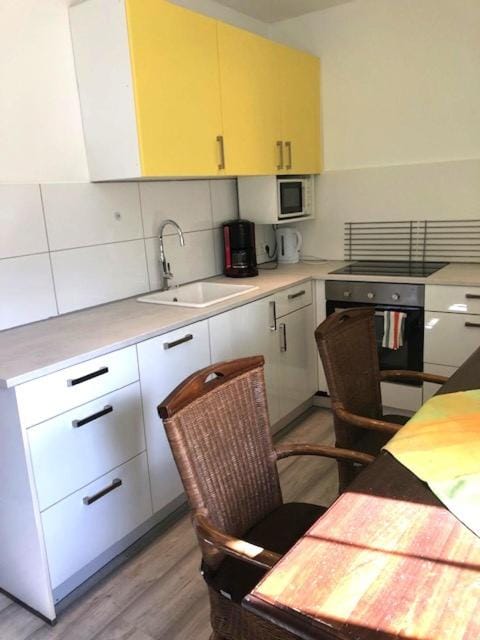 Großes Monteurhaus zur alleinigen Nutzung in Duisburg - maximal 6 Personen - 4 Schlafzimmer Apartment in Duisburg