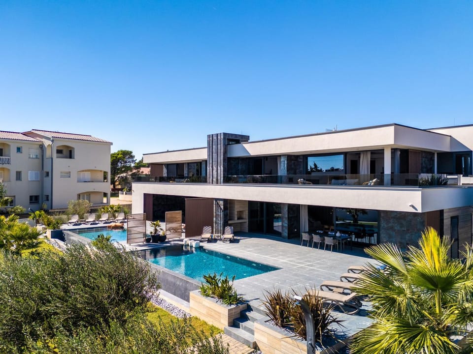 Property building, Day, Pool view, Swimming pool, Swimming pool, sunbed