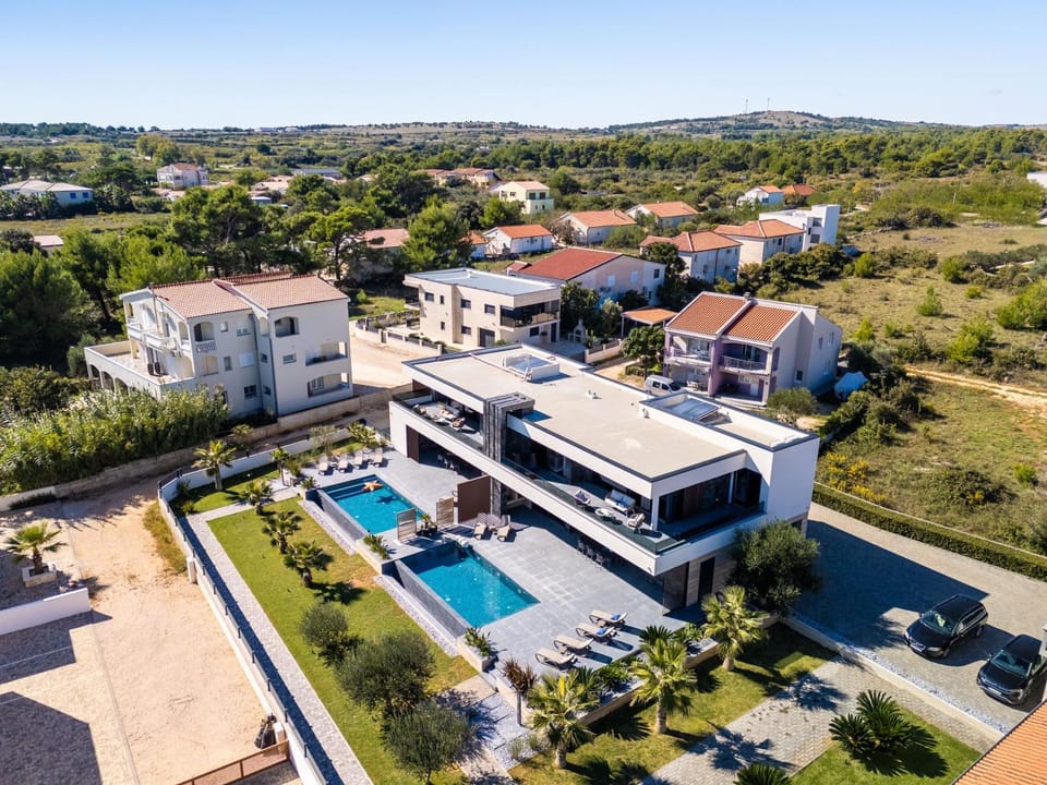 Property building, Neighbourhood, Bird's eye view, Garden, Pool view, Swimming pool, Swimming pool, Location, Parking, sunbed