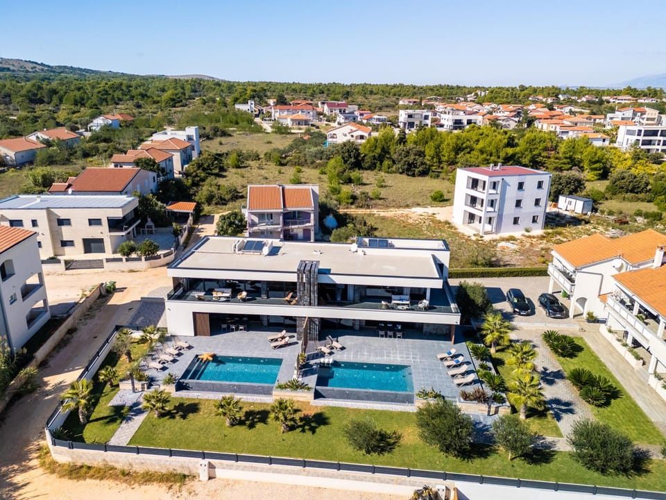 Property building, Day, Neighbourhood, Bird's eye view, Garden, Pool view, Swimming pool, Swimming pool, Location, Parking, sunbed