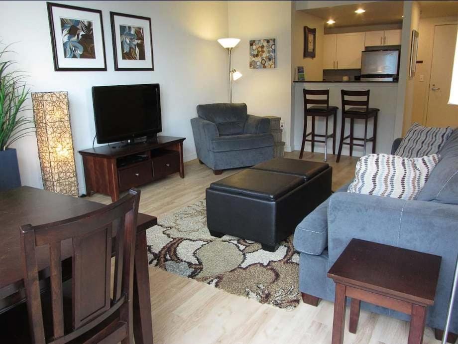 1 Block to Pike Place Market Balcony Water View Apartment in Pike Place Market