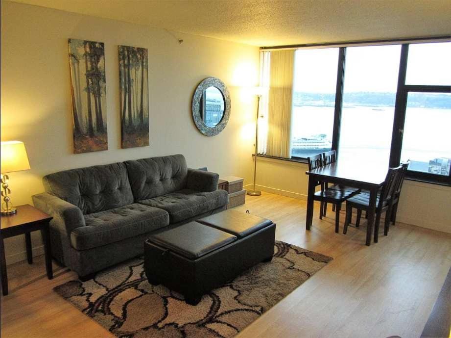 1 Block to Pike Place Market Balcony Water View Apartment in Pike Place Market