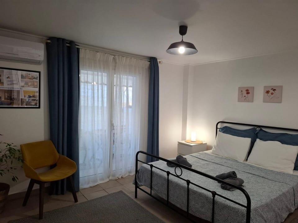 Bed, Living room, Photo of the whole room, Seating area, Bedroom