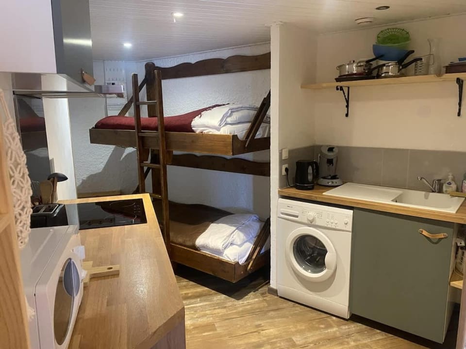 Kitchen or kitchenette, bunk bed