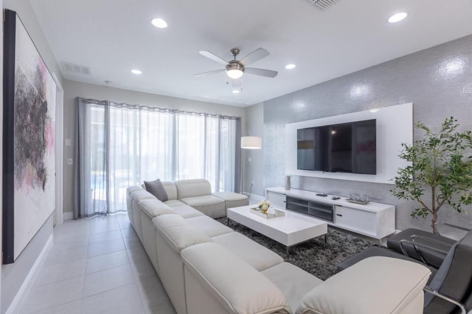 Family Friendly 6BR Home and Free EV Charger House in Osceola County