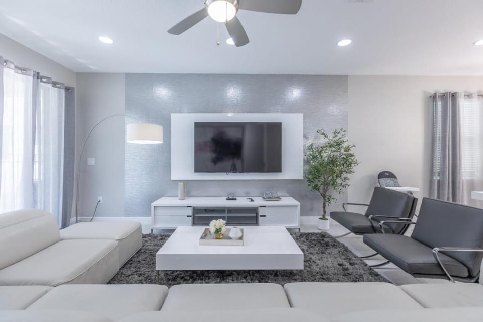 Family Friendly 6BR Home and Free EV Charger House in Osceola County