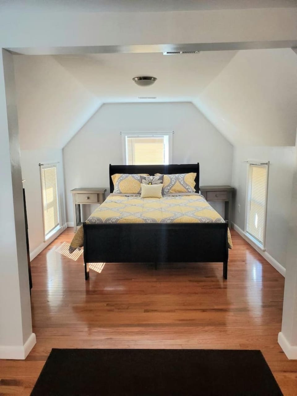 3 Large Bedrooms Modern Decor Spacious House in Everett