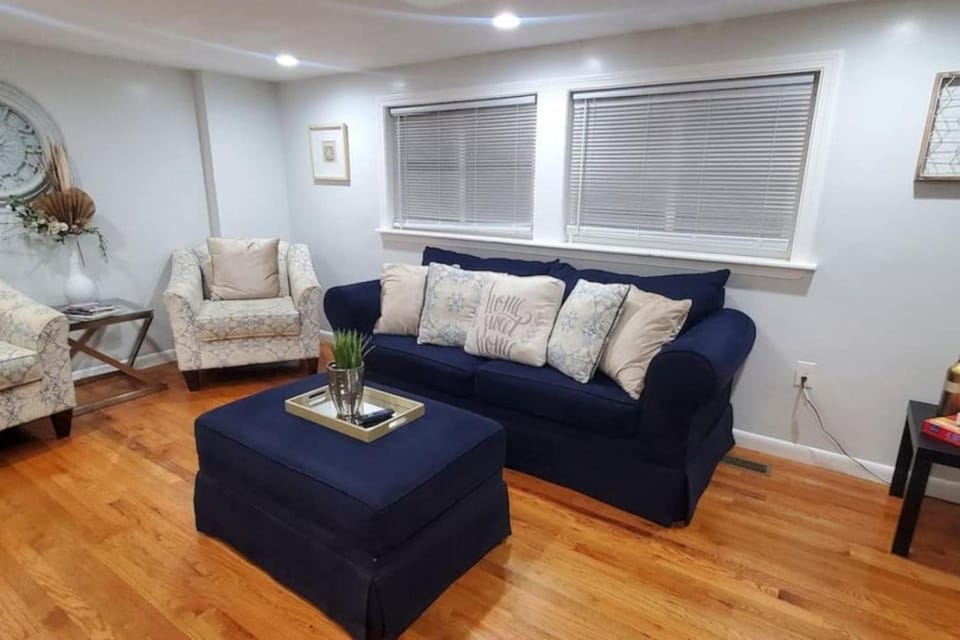 3 Large Bedrooms Modern Decor Spacious House in Everett