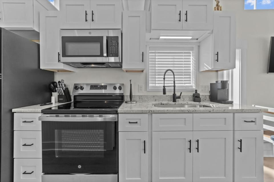 Kitchen or kitchenette, oven, pet friendly, stove