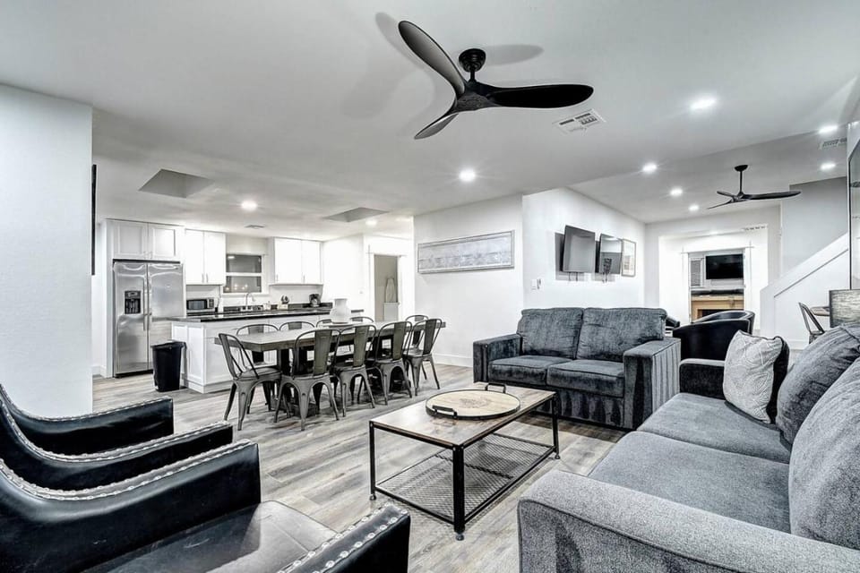 Scottsdalestays 12BR Mansion-500k Pool-AZ Top 10. House in Phoenix