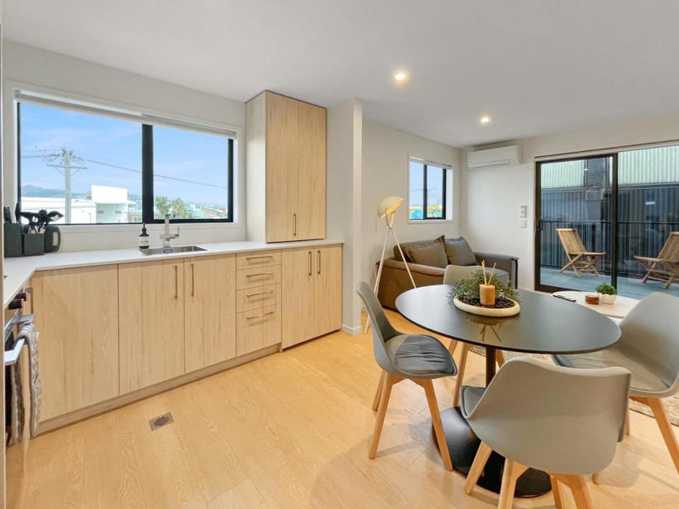 Modern City Apartment with Balcony in Christchurch Apartment in Christchurch