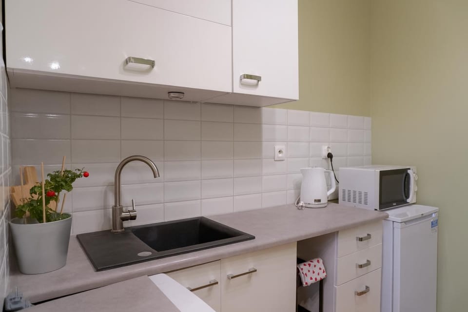 Kitchen or kitchenette, microwave, kitchen