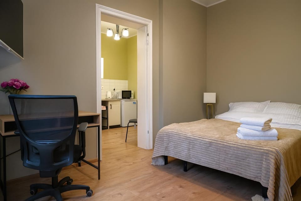 Bed, TV and multimedia, Photo of the whole room, Bedroom, towels