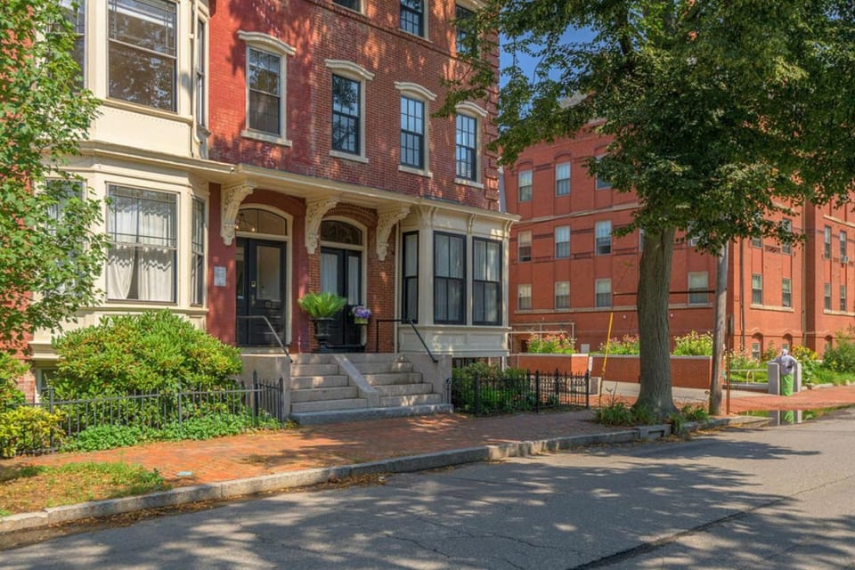 87 on Pine - Beautiful Historic Townhome House in South Portland