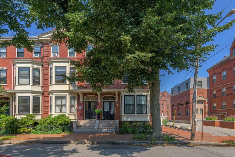87 on Pine - Beautiful Historic Townhome House in South Portland
