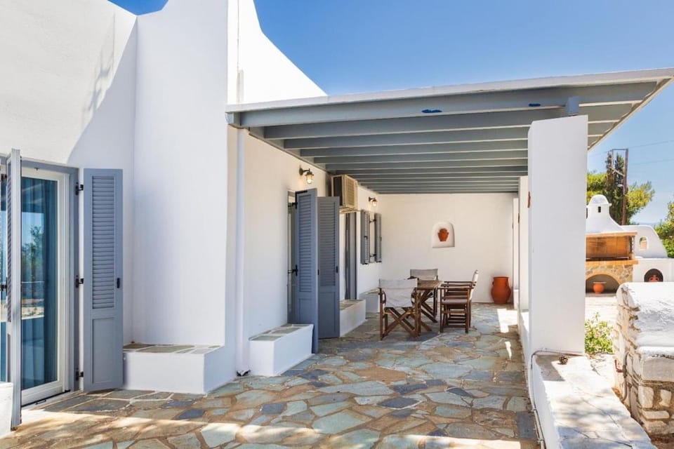 Traditional Island Escape by ΜΡS Apartment in Paros, Greece