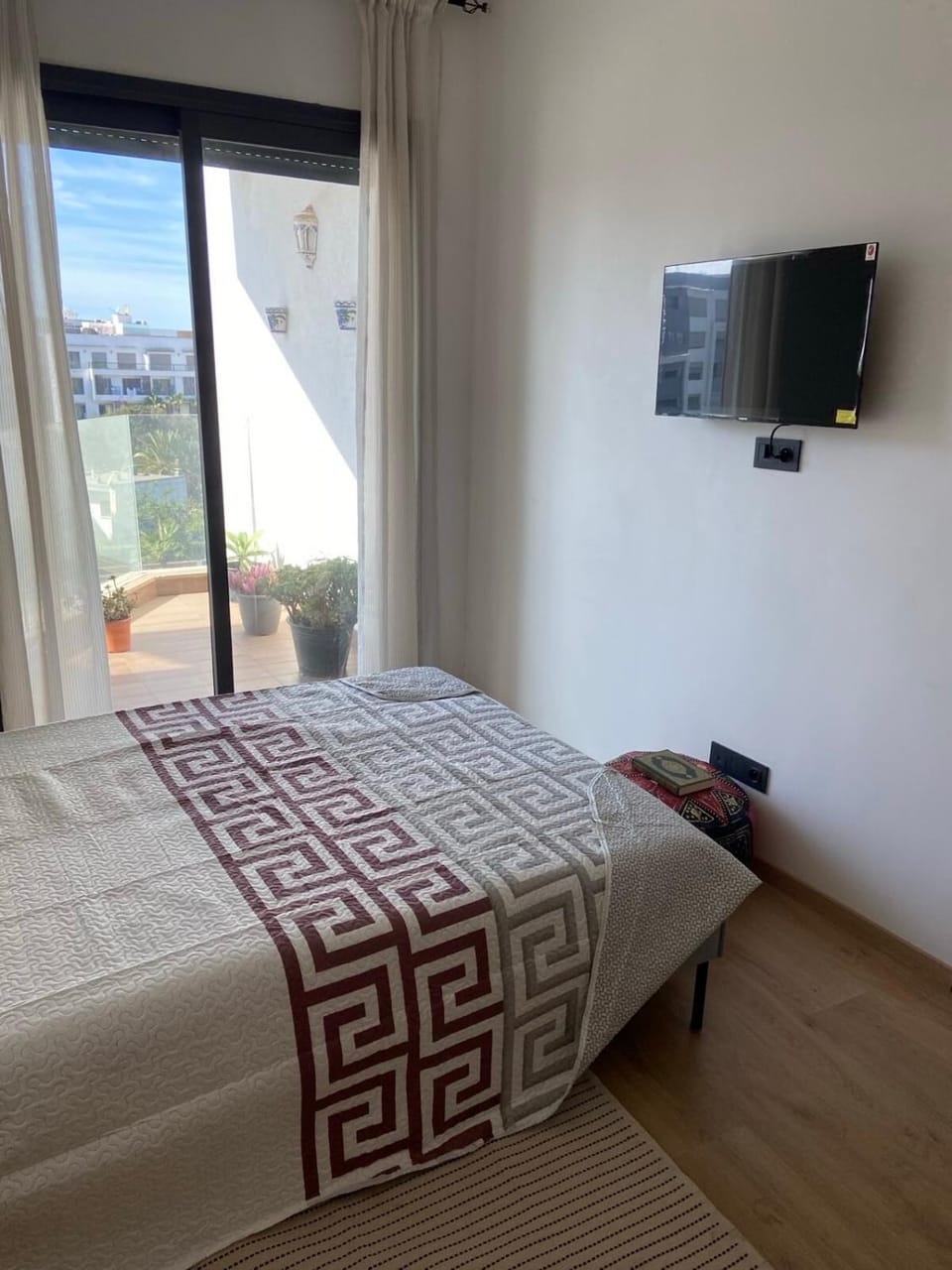 Bed, TV and multimedia, Bedroom