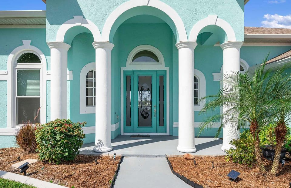 Amalfi Shore - with a Serene Freshwater Canal View - Vesteva Villa in North Fort Myers