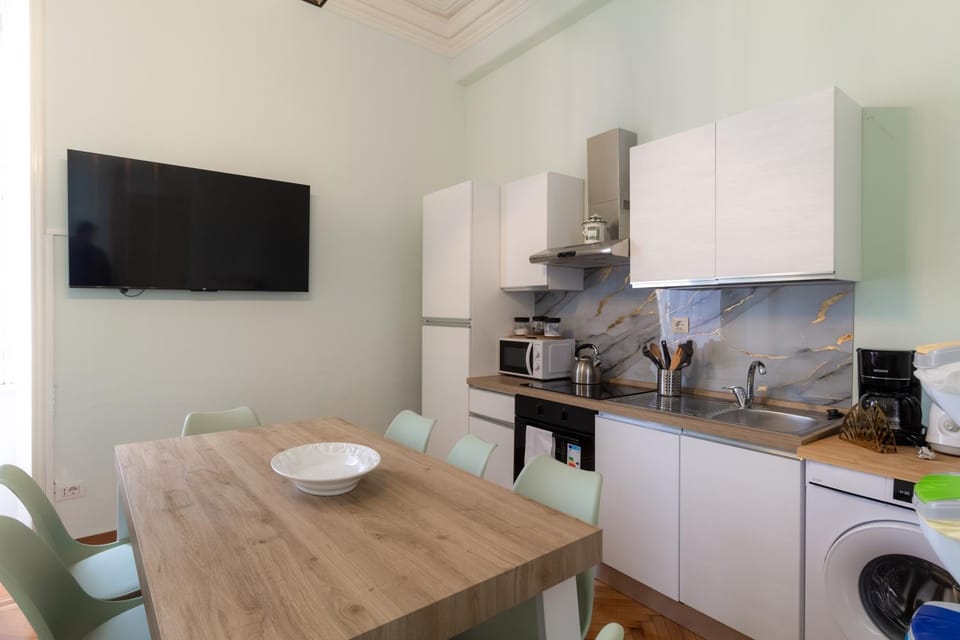 TV and multimedia, Kitchen or kitchenette, oven, stove