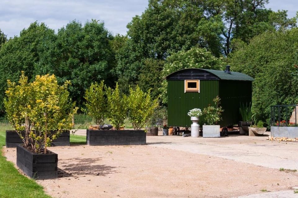 Shepherds hut Farm Stay in Borough of Swale