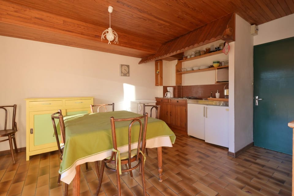 Property building, Kitchen or kitchenette, Living room