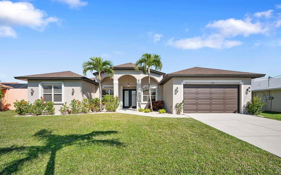 American Dream- Sleeps 10 Walking Distance to Park - Vesteva Villa in Cape Coral