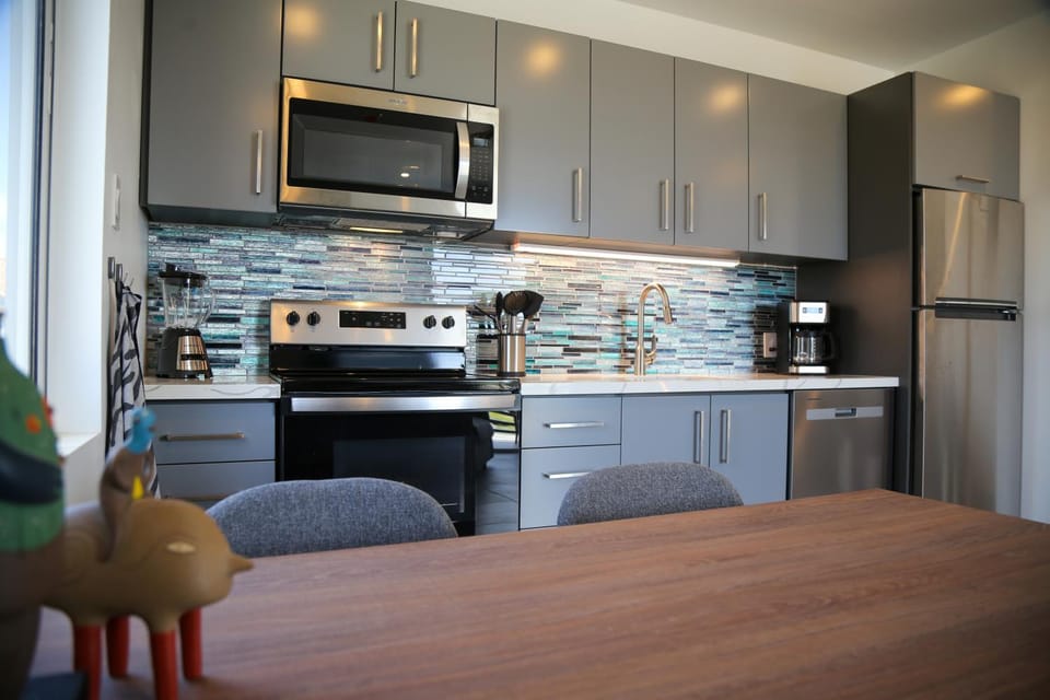 Coffee/tea facilities, Kitchen or kitchenette, Dining area, dishwasher, oven, stove, toaster