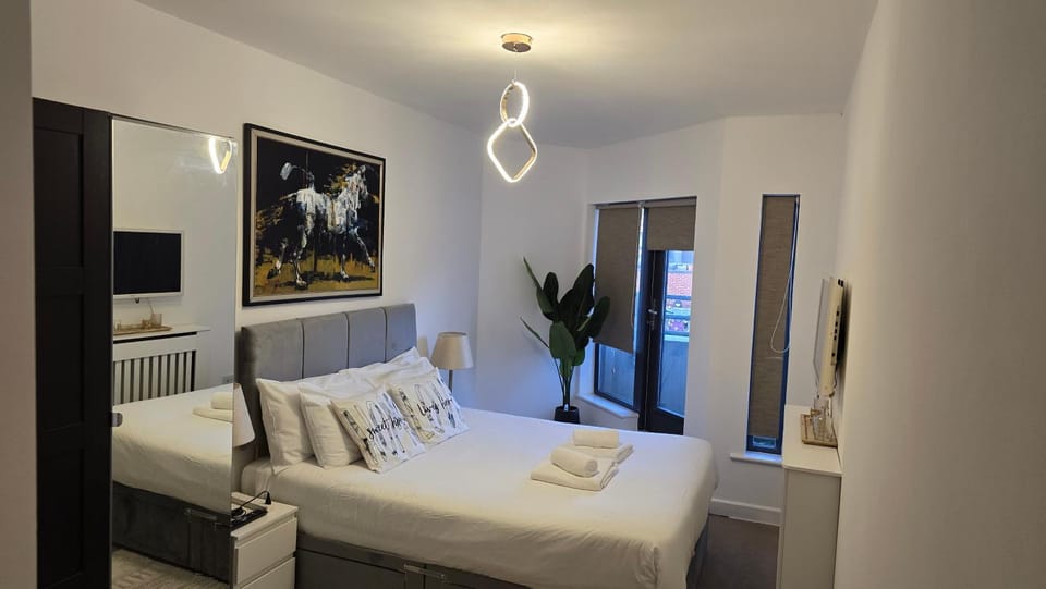 Stylish 2BDR Flat with Private Terrace NW London Apartment in Edgware