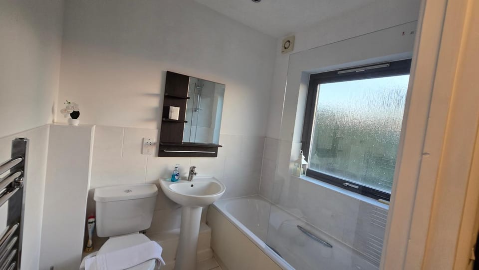 Stylish 2BDR Flat with Private Terrace NW London Apartment in Edgware