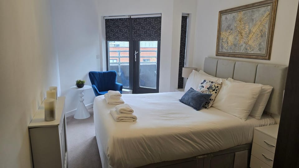 Stylish 2BDR Flat with Private Terrace NW London Apartment in Edgware