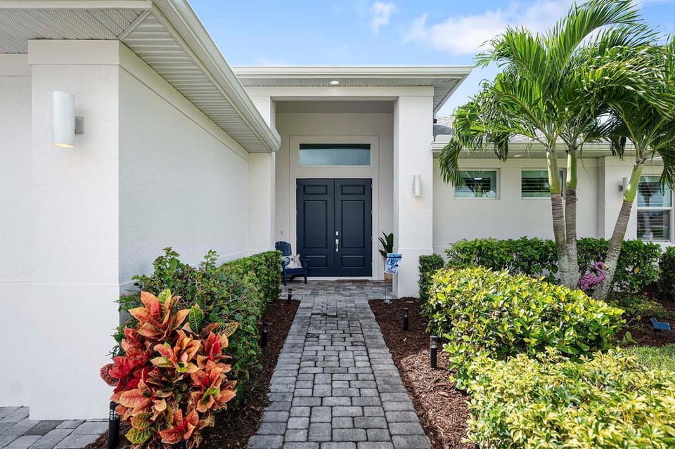 Azul Tortuga - 4 Bedroom Waterfront Home for Families Villa in Cape Coral